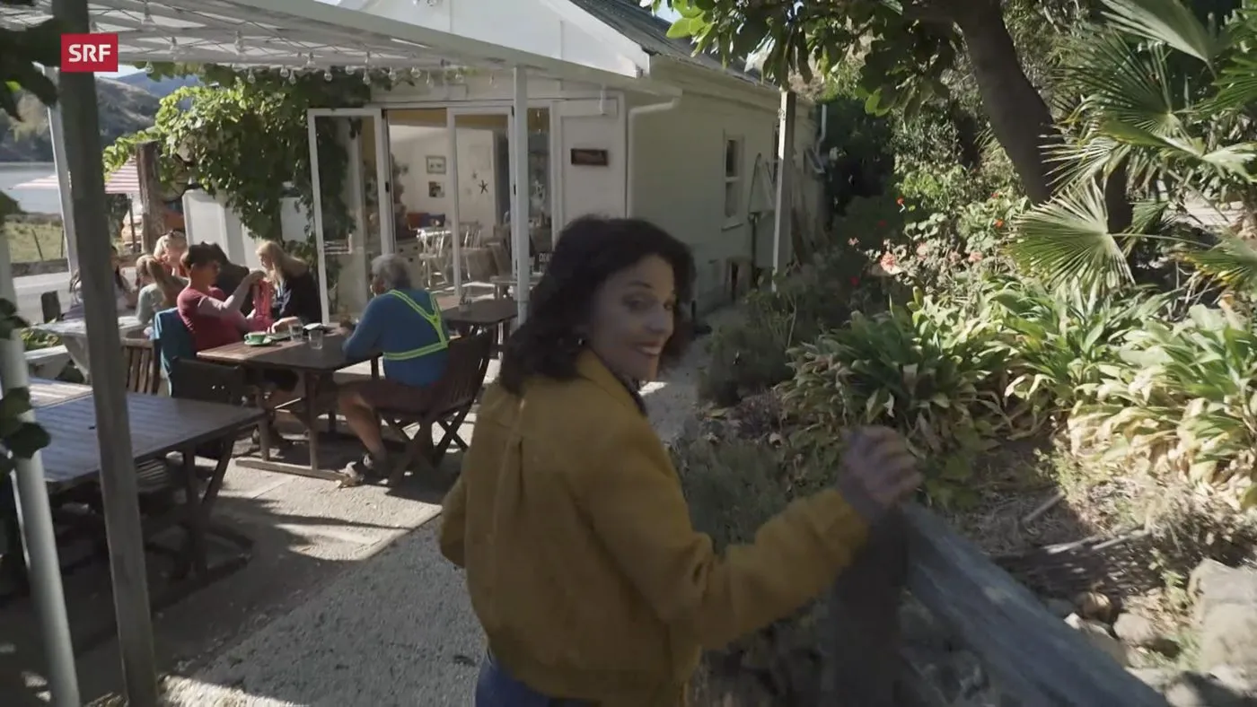 Mona Vetsch arriving at the Cable Bay Café garden in the SRF documentary